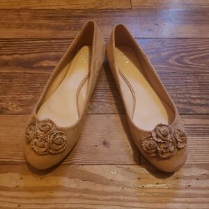 Women’s Floral Accent Tan Ballet Flats